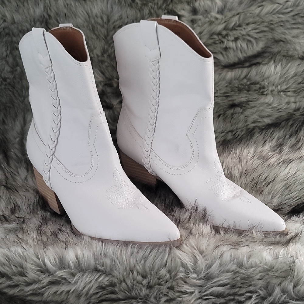 DV Dolce Vita Boots Womens 9.5 Koolson Western Cowboy White Faux Leather Pointed
